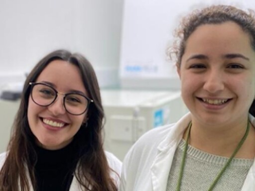 Estudantes Ana Rita Garcia e Rafaela Silvestre retratadas sorridentes em ambiente de laboratório