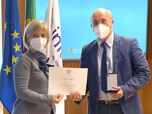 Manuel Carmo Gomes recebe medalha entregue pela Ministra da Saúde, Marta Temido