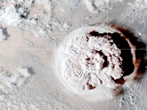 imagem aérea da erupção do vulcão Hunga Tonga-Hunga Ha'apai que produziu a maior explosão atmosférica da história de que há registo