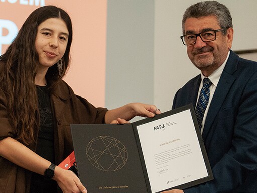 Sandra Pinheiro recebe o diploma de Homenagem ao TUP, entregue pelo Reitor da Universidade de Lisboa, Luís Ferreira.
