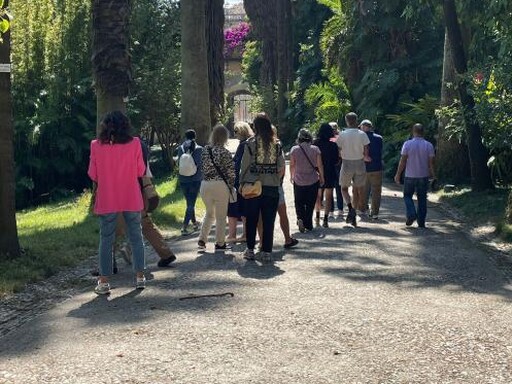 Pessoas a passear no Jardim Botânico de Lisboa