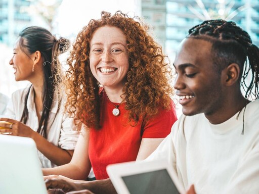 Jovens com computador