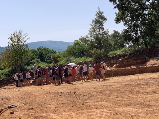 Grupo de pessoas em visita ao espaço arqueológico de Ammaia, em Marvão