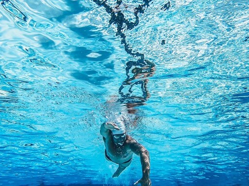 Homem a nadar numa piscina