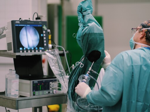 Médico no laboratório a fazer um exame