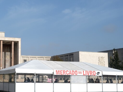 Imagem do stand do Mercado do Livro